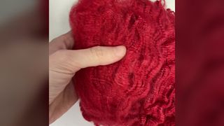 Fibre discontinue de protéines de soie rouge vif 2D, fibre de soin de la peau teinte dans la masse pour fil à tricoter de luxe