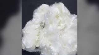 Fibre acrylique FR de haute qualité 1,5D × 38 mm, faible retrait, stable pour les vêtements et les textiles industriels