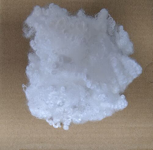 Dernières nouvelles de l'entreprise Les fibres de polyester siliconées et non siliconées: les principales différences, les utilisations et le choix