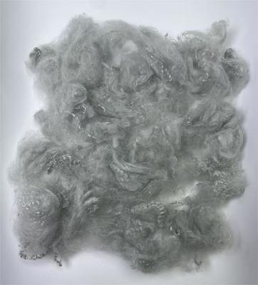 Un bon prix. Fibre de polyester recyclé à fibres discontinues 2.5D 51mm Gris avec reprise d'humidité 0,4 % et tenue à la fixation 4 ou plus en ligne