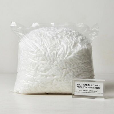 Un bon prix. Résistance à la déchirure élevée Les fibres Staple Polyester à faible teneur en huile et à densité de masse de 0,02 à 0,04 g/cm3 pour les tapisseries et les vêtements en ligne