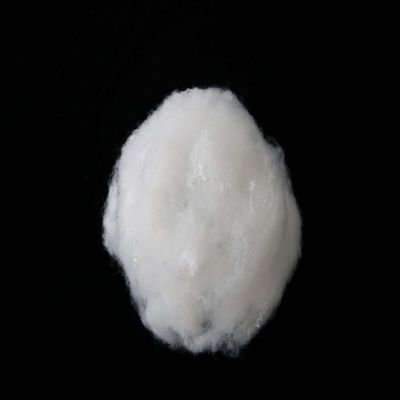 Un bon prix. Fibre ignifugée 15D recyclée Fibre blanche de polyester recyclée pour jouets en peluche en ligne