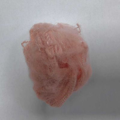 Un bon prix. Une fibre de polyester colorée de qualité ignifuge avec crimp personnalisable en ligne