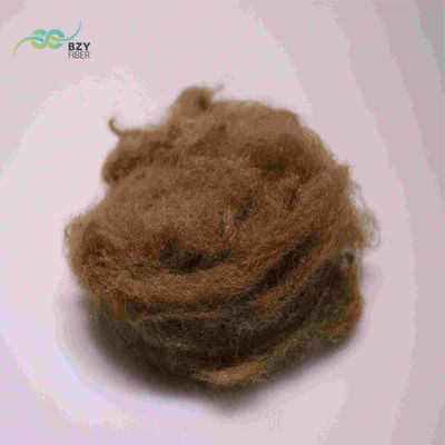 Un bon prix. Une qualité régénérée de 65 mm de fibres de polyester recyclées brunes teintées de dopage pour le rembourrage en ligne