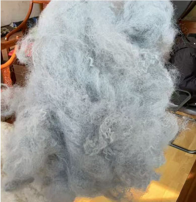 Un bon prix. Fibre d'étagère polyester à haute durabilité avec une finesse de fibres de 0,7 à 15 dtex et une protection UV en ligne