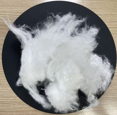 Un bon prix. Fibre de refroidissement blanche Polyester Fibre d'accueil 1.5D 38mm Haute durabilité en ligne