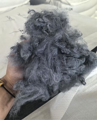 Un bon prix. Polyester recyclé à base de fibres 2.5D 51mm gris foncé faible absorption d'humidité en ligne