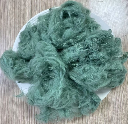 Un bon prix. Fibre de polyester teint en masse 1.5D 38mm haute ténacité en ligne
