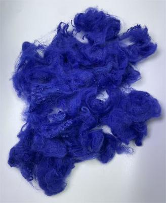 Un bon prix. Fibre d'étagère de polyester recyclée avec une teneur en huile de 0,2% et une finesse de 0,7 à 15dtex en bleu saphir en ligne