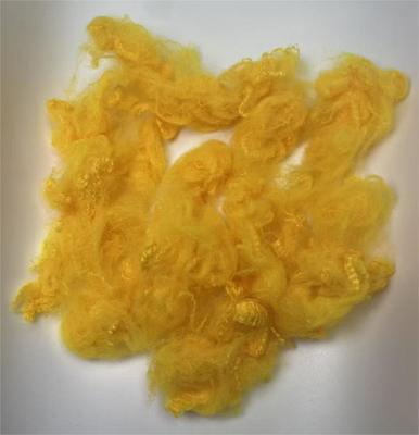 Un bon prix. Fibre de polyester recyclé à fibres discontinues jaune doré, très durable, protection UV, 2.5D 51mm, pour applications polyvalentes en ligne