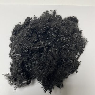 Un bon prix. Fibre de polyester discontinue ignifugée noire 3D*64mm avec longueur pour literie et filtration industrielle en ligne