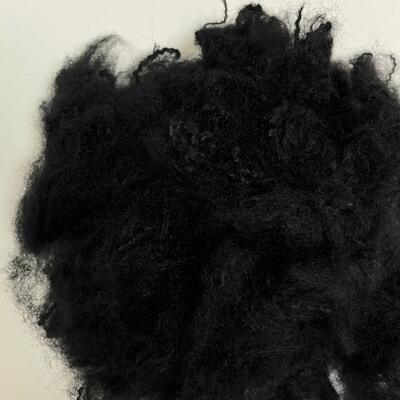 Fibre discontinue de polyester recyclé noir 6D×51mm avec propriétés hydrofuges pour garnissage et non-tissé