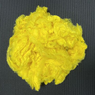 Pour le filage et le textile, fibre d'étoffe en viscose jaune 1.67DX51mm, douce, respirable et stable en qualité Les spécifications peuvent être personnalisées